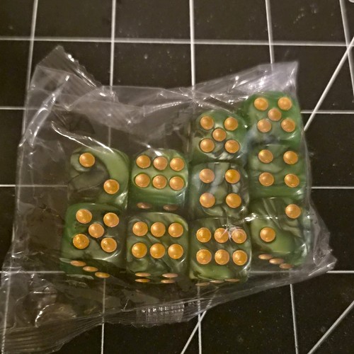 Green warhammer dice - warhammer,
